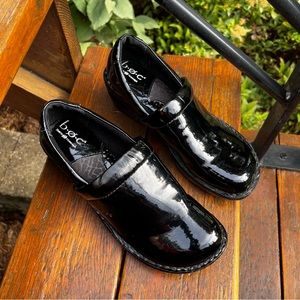 BORN BOC BLACK PATENT CLOGS SIZE 9